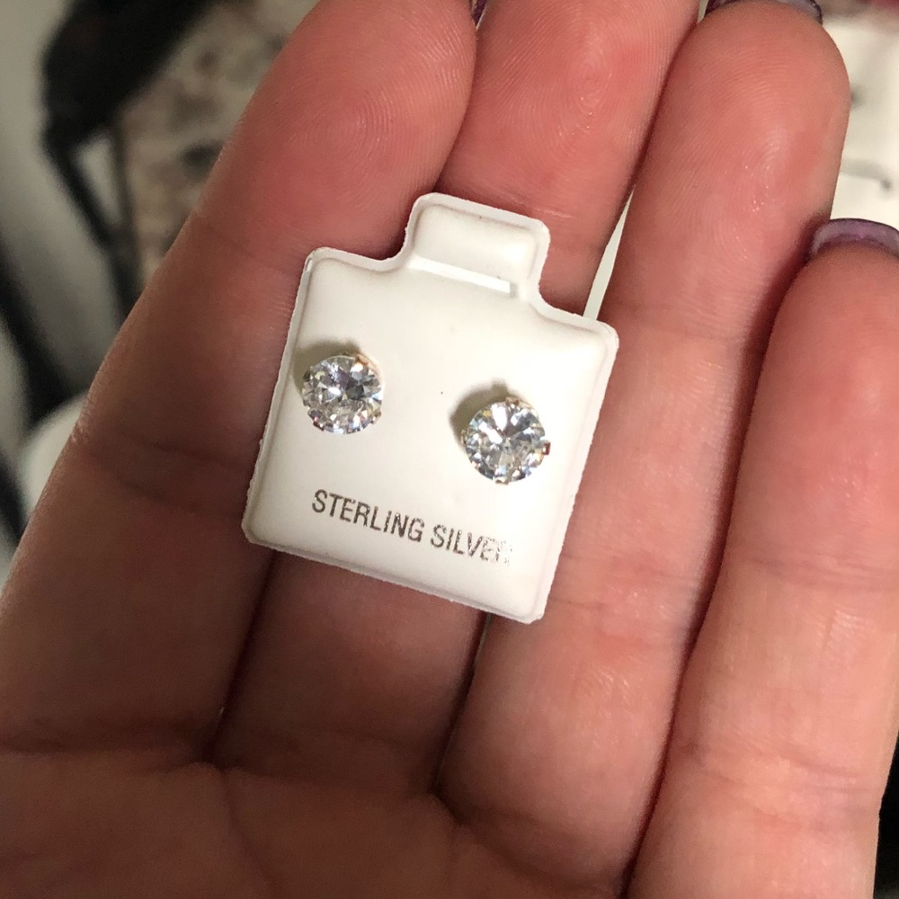 Silver/diamond studs 💎